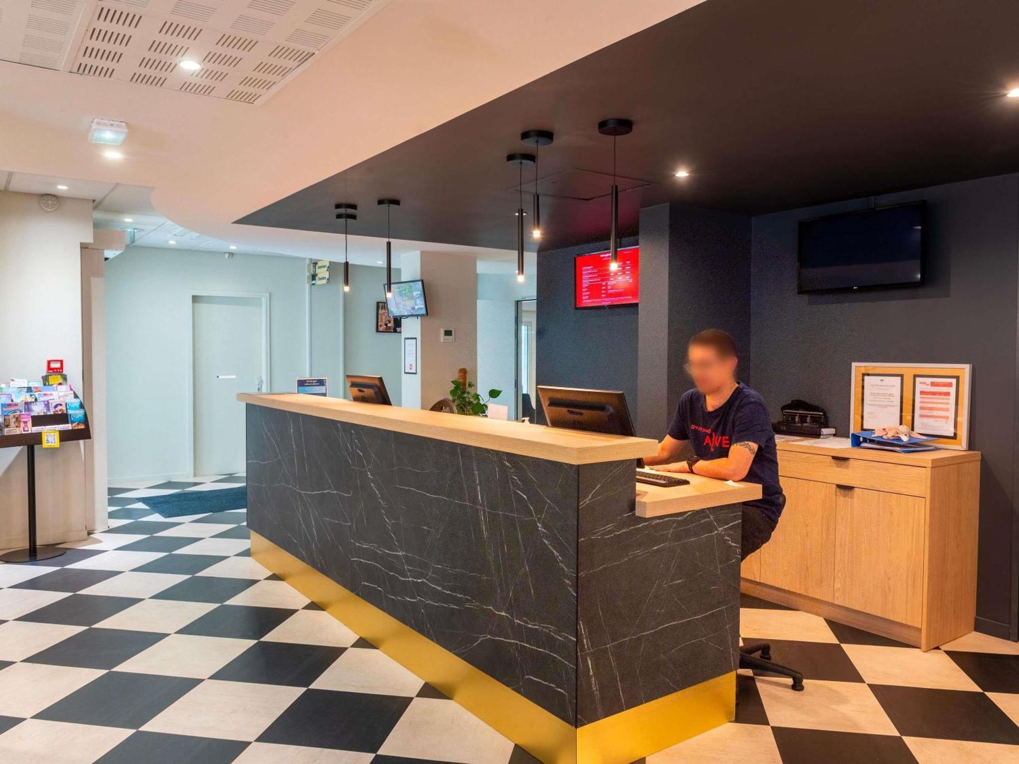 Ibis Lyon Est Bron Hotell Exteriör bild