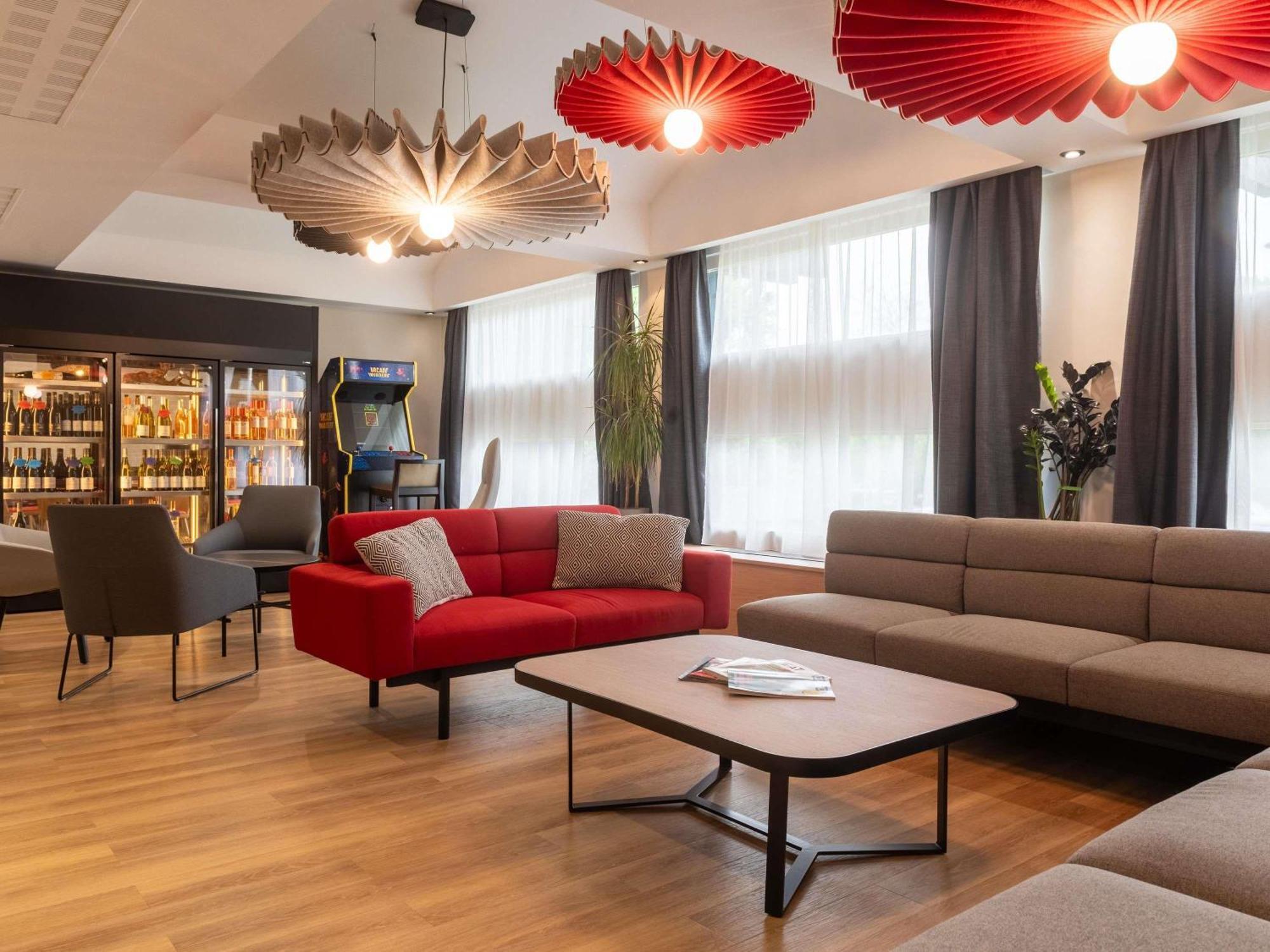 Ibis Lyon Est Bron Hotell Exteriör bild