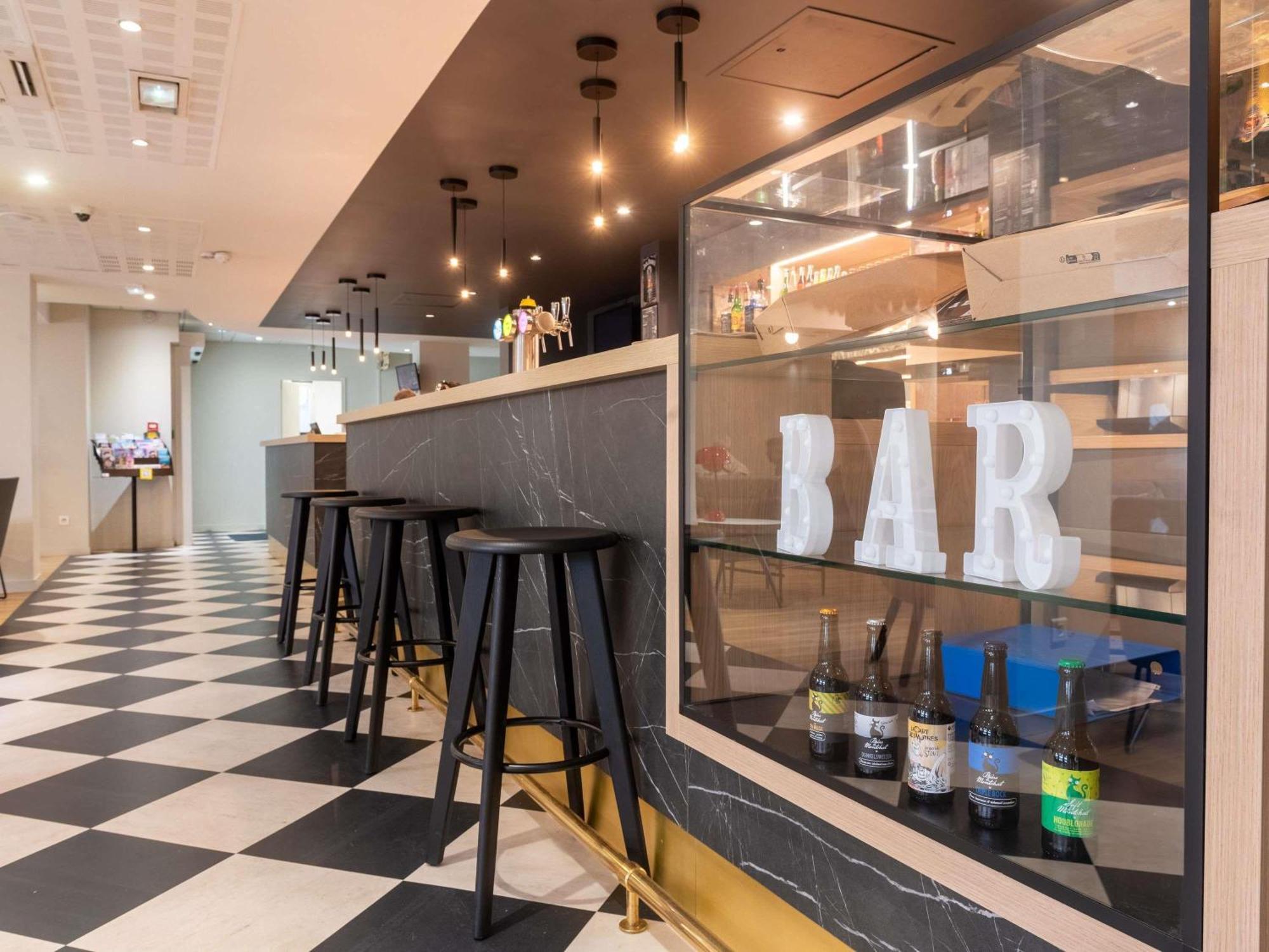 Ibis Lyon Est Bron Hotell Exteriör bild